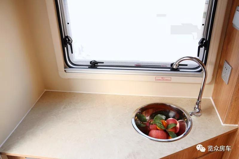 房車(chē)還就要選汽油、四驅(qū)、兩米大床 房車(chē)還就要選汽油、四驅(qū)、兩米大床