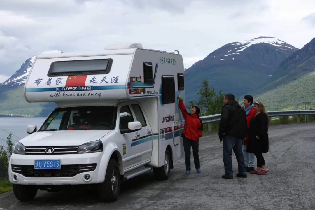 七旬老人開房車帶老伴游世界l中國房車圈最早的“網紅達人” 七旬老人開房車帶老伴游世界l中國房車圈最早的“網紅達人”