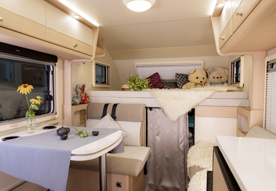 大床、大客廳得房車，四驅(qū)、動力好